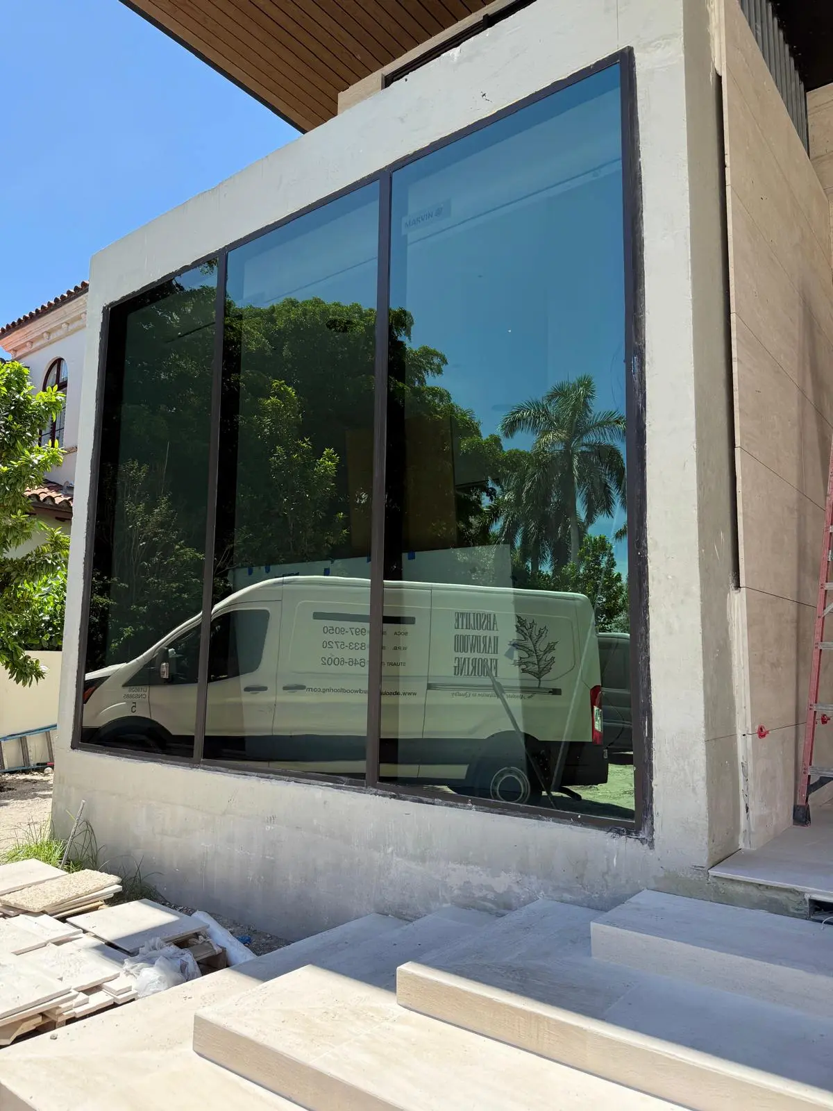 Lider Window Cleaning team working in South Florida — window cleaning company
